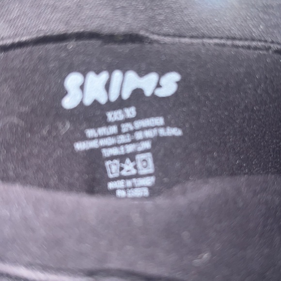 👸🏻 NWOT! SKIMS Seamless Sculpting Mid Thigh Shorts - Picture 5 of 5